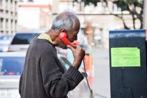 Hombre hablando por telèfono copia