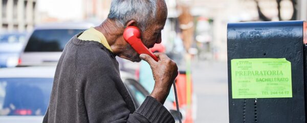 Hombre hablando por telèfono copia
