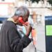 Hombre hablando por telèfono copia