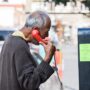 Hombre hablando por telèfono copia