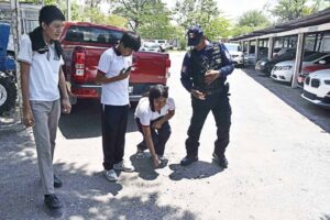 Policía enseñando técnica a niños