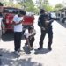 Policía enseñando técnica a niños
