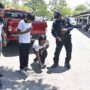 Policía enseñando técnica a niños