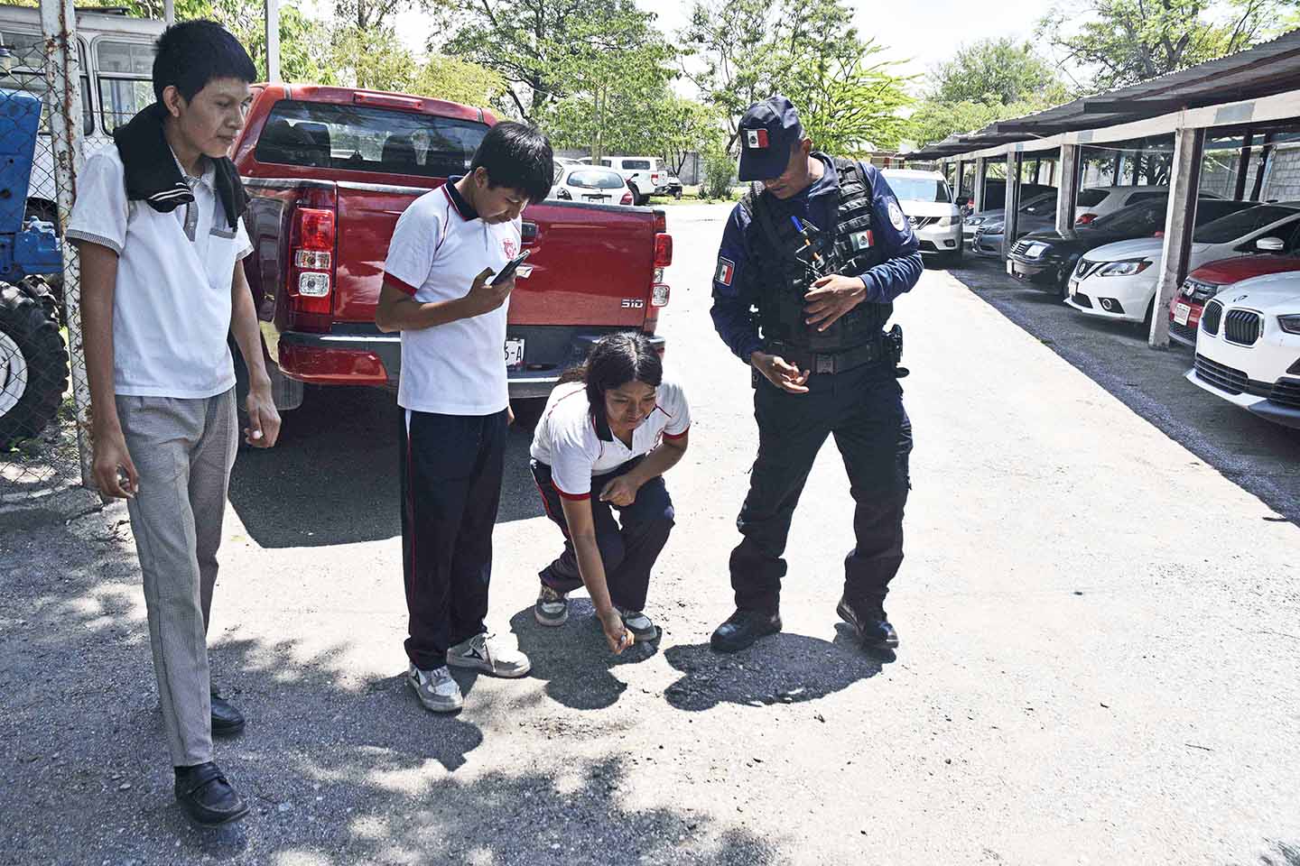 Policía enseñando técnica a niños