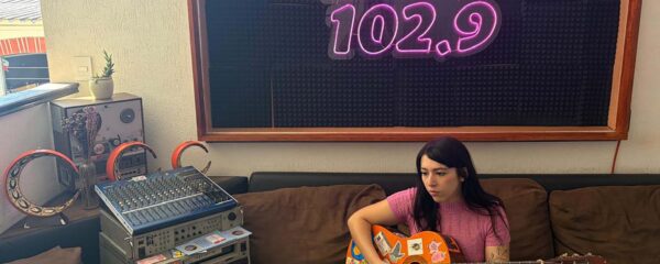 Fernanda en la estación de radio
