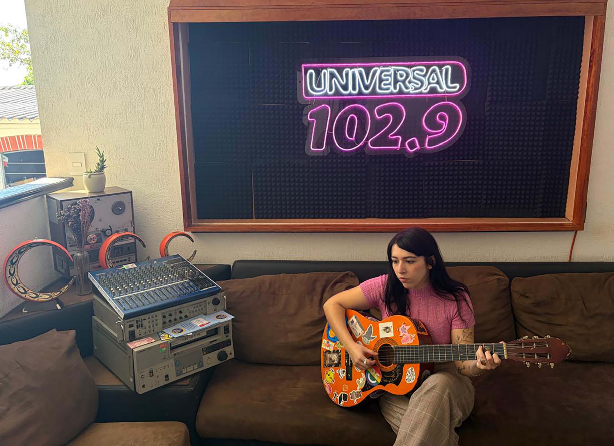 Fernanda en la estación de radio
